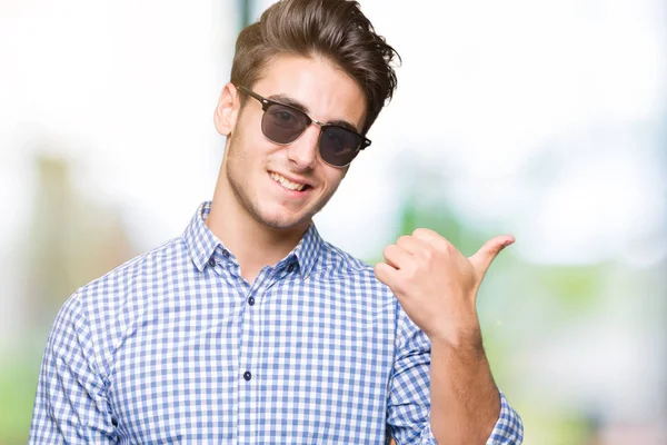 Joven Hombre Guapo Con Gafas Sol Sobre Fondo Aislado Sonriendo —  Fotos de Stock