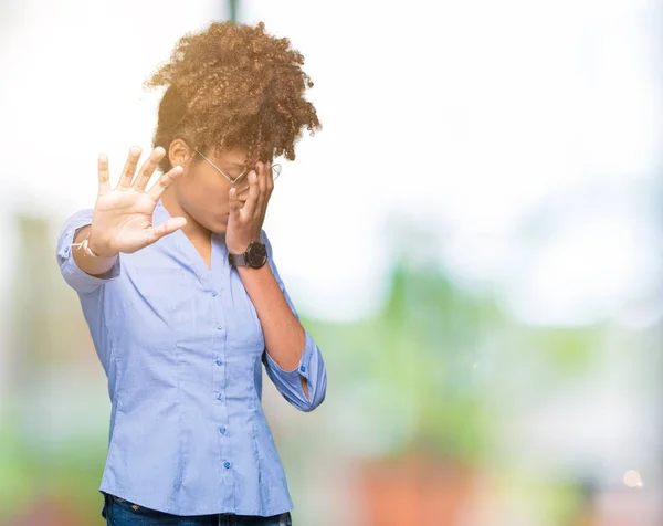 Vackra Unga Afroamerikanska Affärskvinna Över Isolerade Bakgrund Som Täcker Ögon — Stockfoto