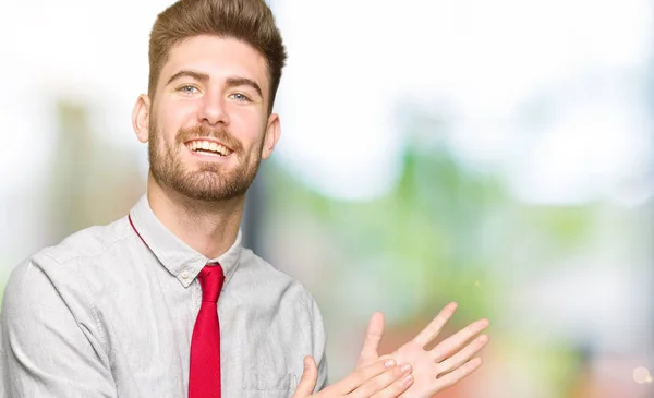 Joven Hombre Negocios Guapo Aplaudiendo Aplaudiendo Felices Alegres Sonriendo Orgullosas —  Fotos de Stock