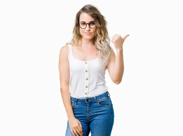 Hermosa Mujer Rubia Joven Con Gafas Sobre Fondo Aislado Sonriendo — Foto de Stock