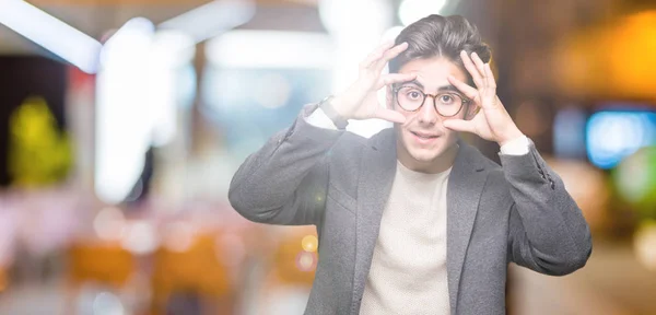 Giovane Uomo Affari Che Indossa Occhiali Sfondo Isolato Cercando Aprire — Foto Stock