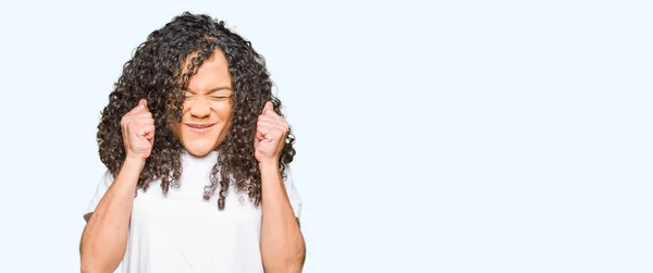 Joven Hermosa Mujer Con Pelo Rizado Vistiendo Camiseta Blanca Emocionada — Foto de Stock