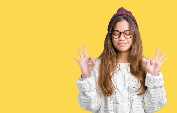 Jovem Bela Morena Hipster Mulher Usando Óculos Chapéu Inverno Sobre — Fotografia de Stock