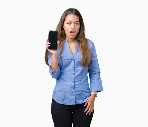 Young Beautiful Brunette Business Woman Showing Screen Smartphone Isolated Background — Stock Photo, Image