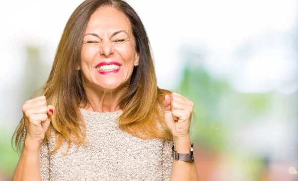 Schöne Frau Mittleren Alters Modischen Pullover Aufgeregt Für Den Erfolg — Stockfoto