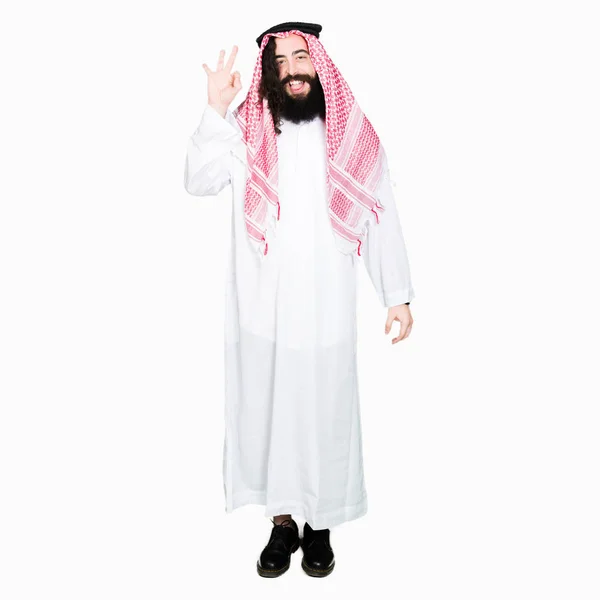 阿拉伯商人长头发 穿着传统的 Keffieh 围巾微笑着积极做确定的手势用手和手指 成功的表达 — 图库照片