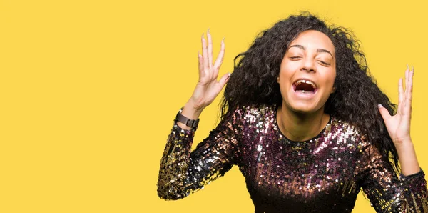 Menina Bonita Nova Com Cabelo Encaracolado Vestindo Vestido Festa Noite — Fotografia de Stock