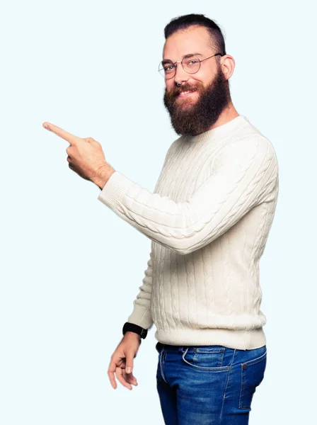 Joven Hipster Hombre Con Gafas Suéter Invierno Con Una Gran — Foto de Stock