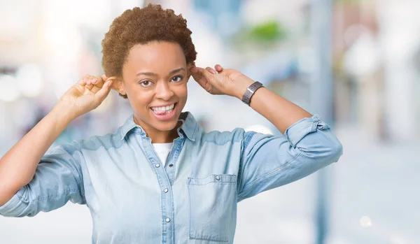 Unga Vackra Afroamerikanska Kvinnan Över Isolerade Bakgrund Leende Dra Öronen — Stockfoto
