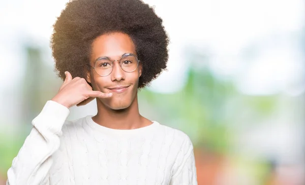 Молодий Афроамериканець Людиною Афро Волосся Окулярах Посміхаючись Роблять Телефон Жест — стокове фото