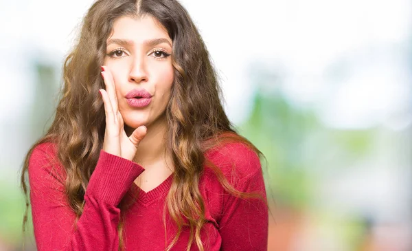 Junge Schöne Frau Trägt Roten Pullover Mit Der Hand Auf — Stockfoto