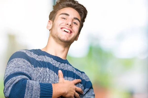 Joven Hombre Guapo Sobre Fondo Aislado Sonriendo Riendo Fuerte Voz —  Fotos de Stock