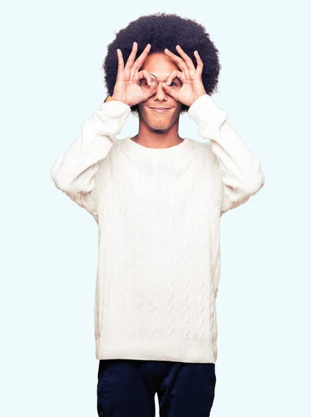 아프로 쌍안경 튀어나와 손가락을 제스처를 안경을 아프리카계 미국인 — 스톡 사진
