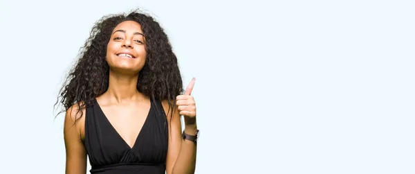 Junge Schöne Mädchen Mit Lockigem Haar Trägt Moderock Und Macht — Stockfoto