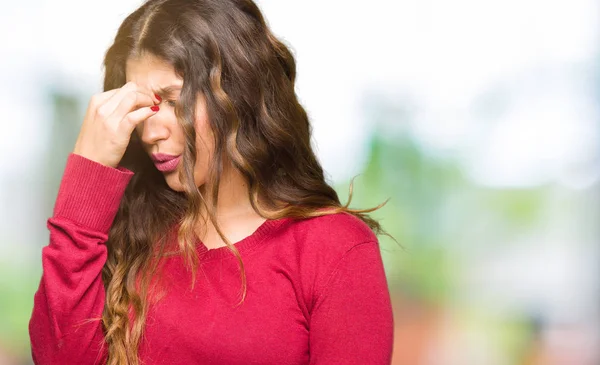 Giovane Bella Donna Che Indossa Maglione Rosso Stanco Sfregamento Naso — Foto Stock