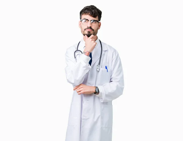Mladý Doktor Muž Nemocnici Kabát Přes Izolované Pozadí Rukou Bradě — Stock fotografie