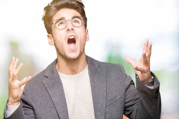 Fiatal Üzletember Szemüveg Viselése Alatt Elszigetelt Háttér Őrült Őrült Kiabálás — Stock Fotó