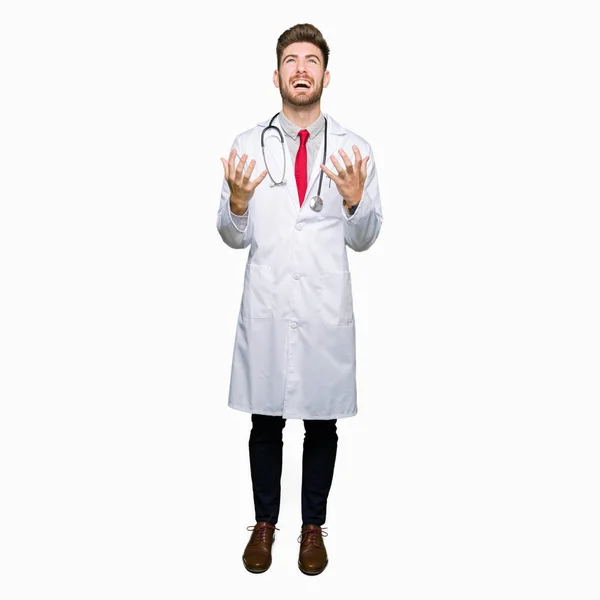 Νεαρός Γιατρός Όμορφος Άνθρωπος Φορώντας Ιατρική Παλτό Τρελό Και Τρελών — Φωτογραφία Αρχείου