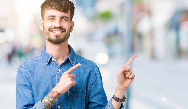 Joven Hombre Guapo Sobre Fondo Aislado Sonriendo Mirando Cámara Apuntando — Foto de Stock