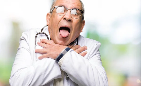Tıbbi Ceket Giyen Yakışıklı Kıdemli Doktor Adam Bağırmak Ağrılı Boğma — Stok fotoğraf