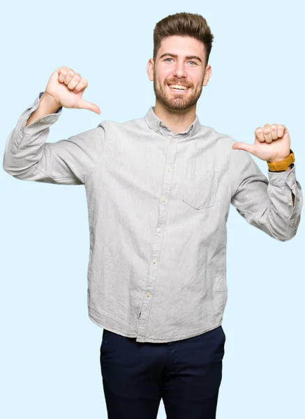Jonge Knappe Man Draagt Casual Shirt Kijken Zelfverzekerd Met Glimlach — Stockfoto