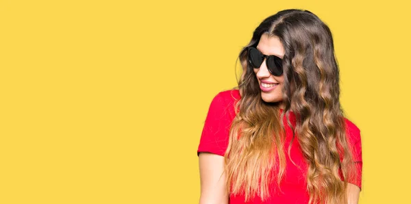 Mujer Hermosa Joven Con Camiseta Roja Gafas Sol Mirando Hacia —  Fotos de Stock