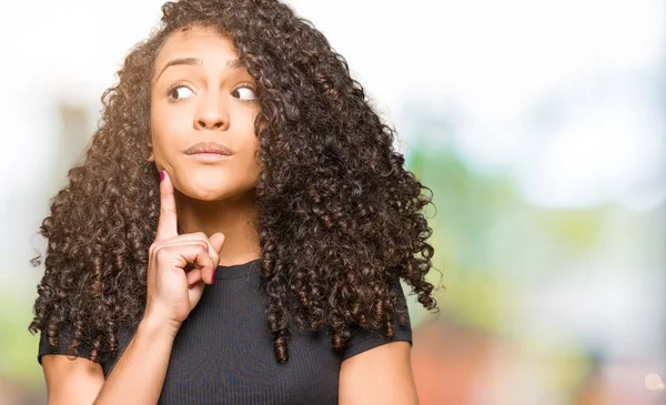 Jeune Belle Femme Aux Cheveux Bouclés Avec Main Sur Menton — Photo