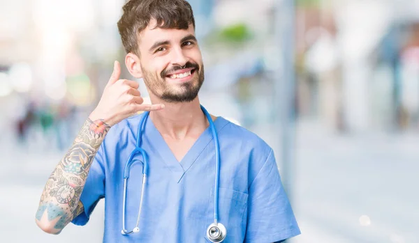 Der Junge Gut Aussehende Krankenpfleger Chirurgenuniform Vor Isoliertem Hintergrund Lächelt — Stockfoto