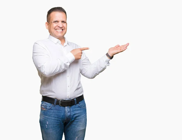 Meia Idade Árabe Elegante Homem Sobre Isolado Fundo Espantado Sorrindo — Fotografia de Stock