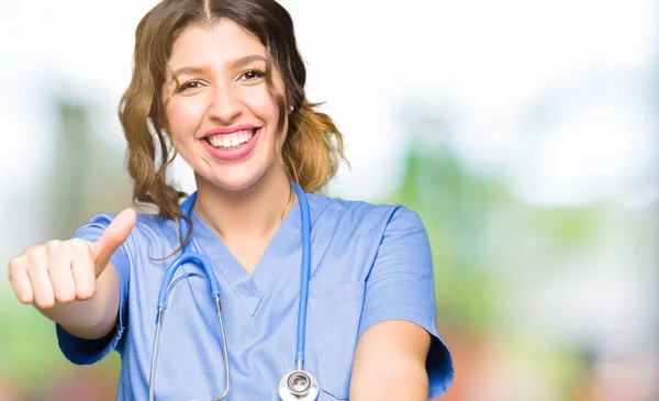 Giovane Donna Medico Adulto Indossa Uniforme Medica Approvazione Facendo Gesto — Foto Stock