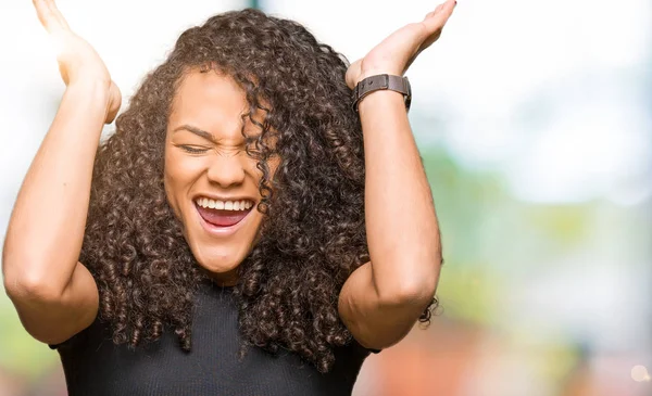 Mujer Hermosa Joven Con Pelo Rizado Celebrando Loco Loco Por — Foto de Stock