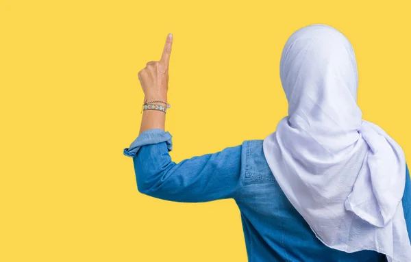 Arabische Frau Mittleren Alters Trägt Arabischen Hijab Über Isoliertem Hintergrund — Stockfoto