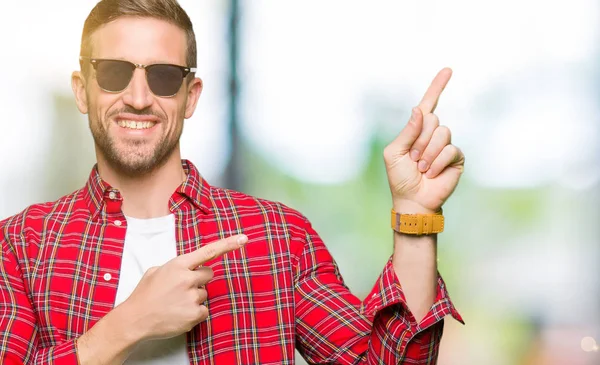 Hombre Guapo Con Gafas Sol Moda Sonriendo Mirando Cámara Apuntando —  Fotos de Stock