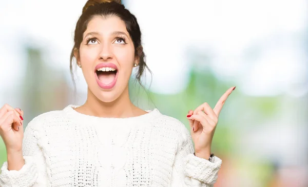Young Beautiful Woman Wearing Winter Sweater Amazed Surprised Looking Pointing — Stock Photo, Image