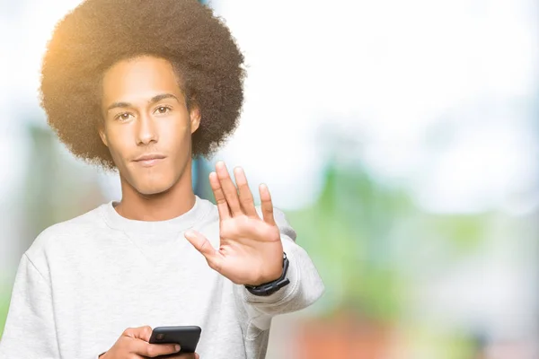Unga Afroamerikanska Man Med Afro Hår Med Smartphone Med Öppen — Stockfoto