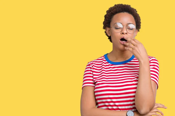 Mooie Jonge African American Vrouw Het Dragen Van Bril Geïsoleerde — Stockfoto