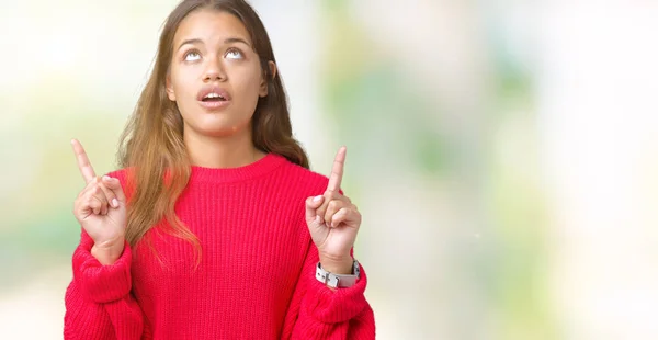 Giovane Bella Donna Bruna Che Indossa Maglione Invernale Rosso Sfondo — Foto Stock