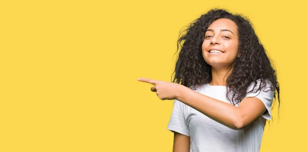 Menina Bonita Nova Com Cabelo Encaracolado Vestindo Shirt Branca Casual — Fotografia de Stock