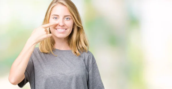 Hermosa Mujer Joven Que Lleva Una Camiseta Informal Gran Tamaño —  Fotos de Stock