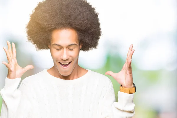 Joven Afroamericano Con Pelo Afro Vistiendo Suéter Invierno Celebrando Loco —  Fotos de Stock