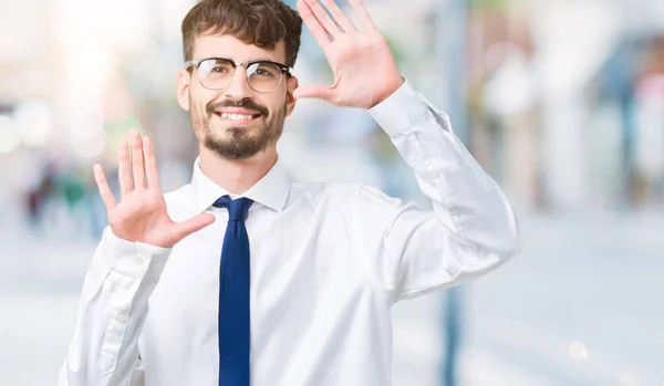 Jovem Homem Negócios Bonito Vestindo Óculos Sobre Fundo Isolado Sorrindo — Fotografia de Stock