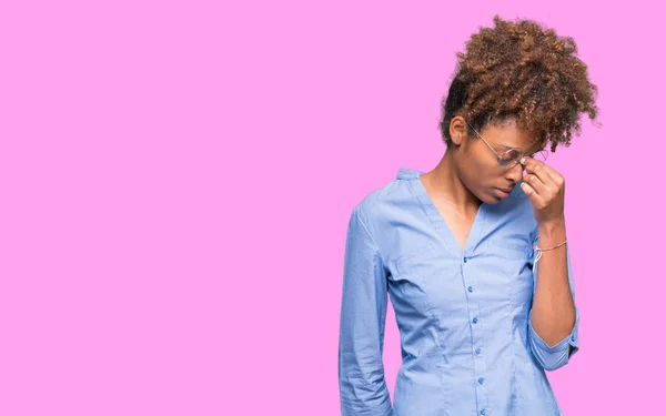 Vackra Unga Afroamerikanska Affärskvinna Över Isolerade Bakgrund Trött Gnugga Näsan — Stockfoto
