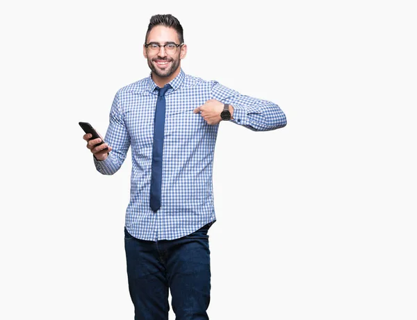 Молодой Бизнесмен Использует Смартфон Изолированном Фоне Неожиданным Лицом Указывающим Пальцем — стоковое фото