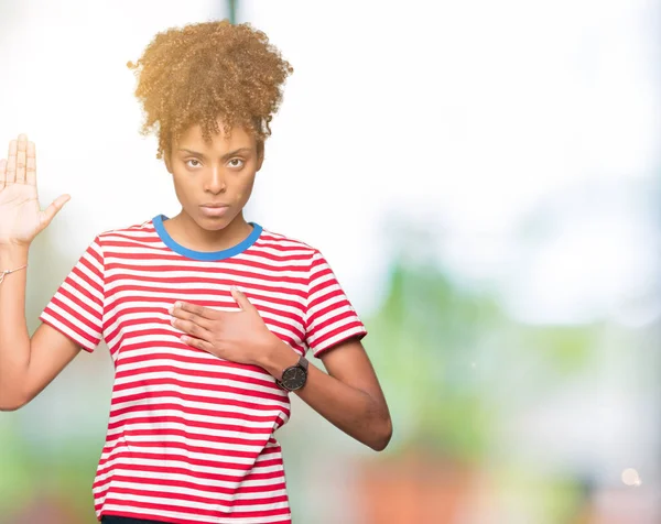 Linda Jovem Afro Americana Sobre Fundo Isolado Jurando Com Mão — Fotografia de Stock