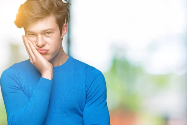 Joven Hombre Guapo Con Suéter Azul Sobre Fondo Aislado Pensando —  Fotos de Stock