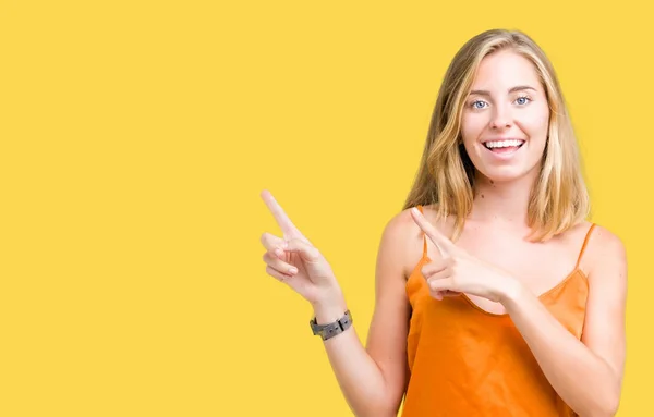 Mulher Bonita Vestindo Camisa Laranja Sobre Fundo Isolado Sorrindo Olhando — Fotografia de Stock