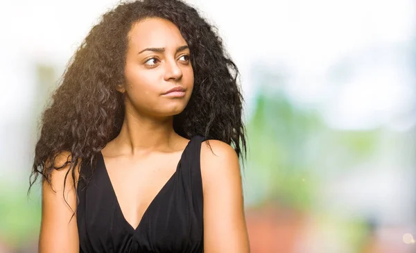 Joven Hermosa Chica Con Pelo Rizado Usando Falda Moda Sonriendo — Foto de Stock