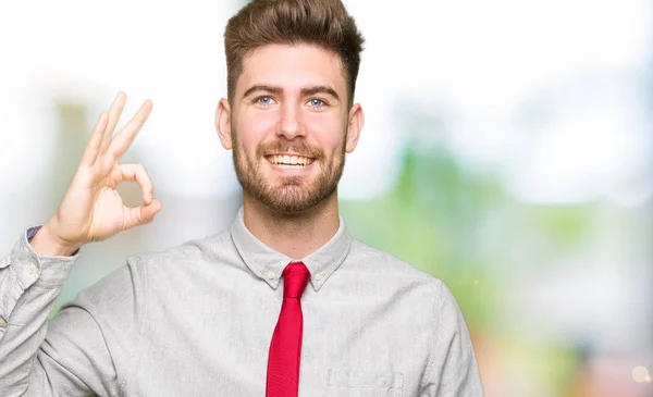 Joven Hombre Negocios Guapo Sonriendo Positiva Haciendo Signo Con Mano —  Fotos de Stock