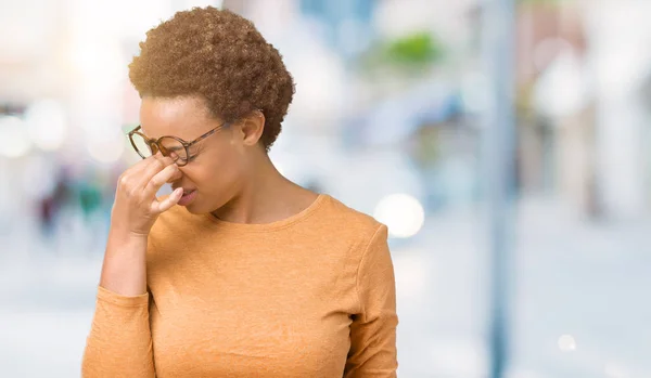 Giovane Bella Donna Afroamericana Indossa Occhiali Sfondo Isolato Stanco Sfregamento — Foto Stock