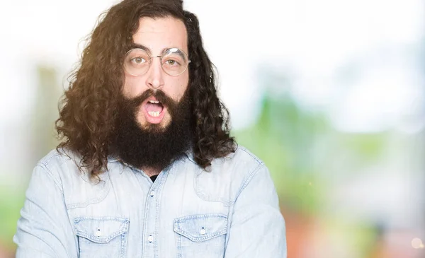 Jeune Homme Hipster Aux Cheveux Longs Barbe Portant Des Lunettes — Photo